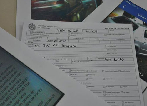 Jovem reclama de policiais no Facebook e é autuado por desacato Jovem reclama de policiais no Facebook e é autuado por desacato