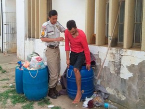 Detento é flagrado ao tentar fugir de presídio em tonel de lixo na Bahia
