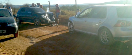 Dois veículos colidem frontalmente em estrada vicinal que dá acesso à Barra da Estiva