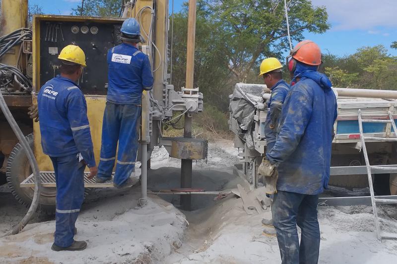 Com vasão de aproximadamente 5.000lt/h, poço artesiano é aberto na comunidade da Cancela