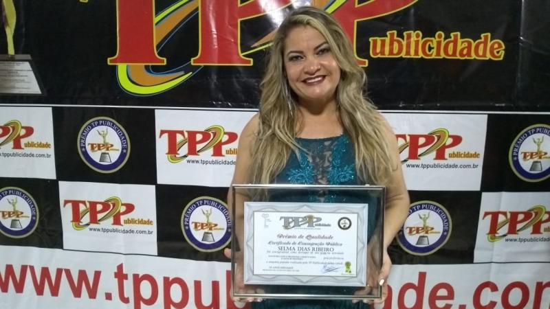 Brumado: Em cerimônia que consagrou os destaques do ano, Selma Ribeiro recebe pela segunda vez o prêmio de Simpatia Popular