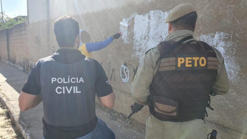 Brumado: Operação da polícia civil apaga pichação com apologia a organização criminosa; um foi preso 