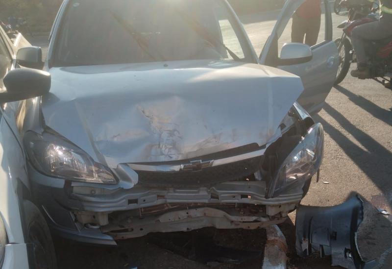 Acidente entre dois veículos é registrado no entroncamento da Avenida Lindolfo Brito em Brumado