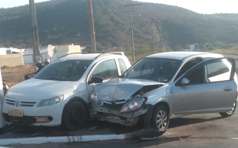 Acidente entre dois veículos é registrado no entroncamento da Avenida Lindolfo Brito em Brumado