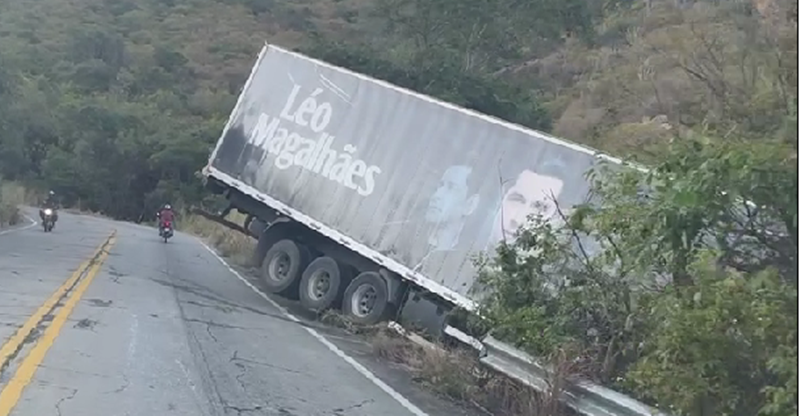 Carreta transportando matérias de show do cantor Leo Magalhães sofre acidente na BA-148 entre Livramento e Rio de Contas