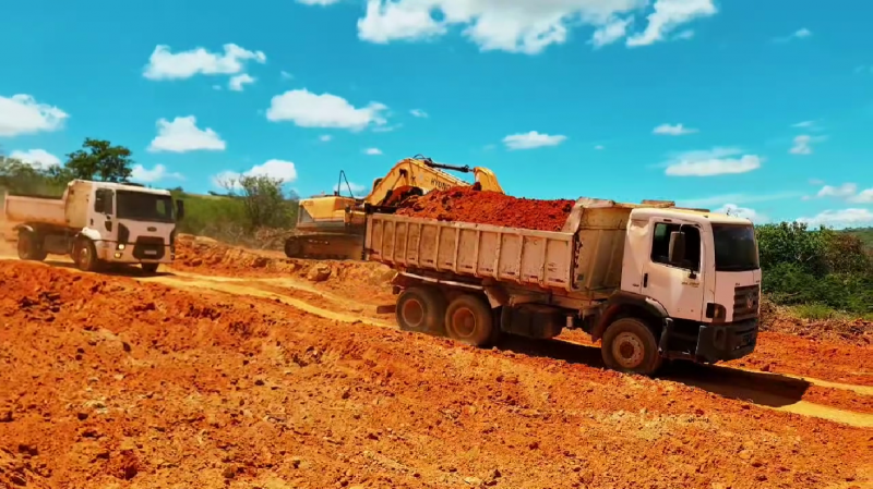 Prefeitura de Aracatu amplia barragem para beneficiar 30 famílias