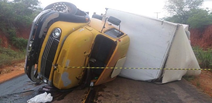 Caminhão carregado de cosméticos tomba na BA-617 entre Caculé a Ibiassucê
