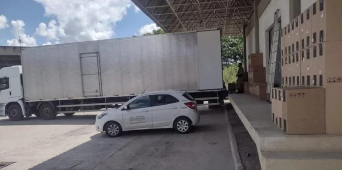 Carga irregular de cigarro avaliada em R$ 3,1 milhões é interceptada em Vitória da Conquista