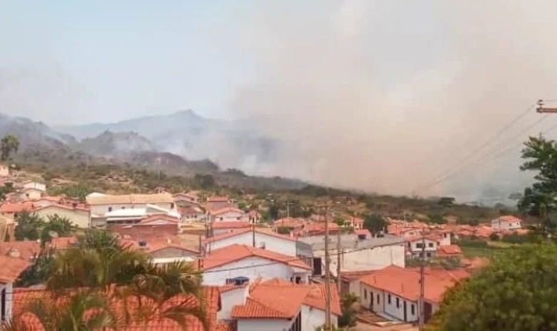 Incêndio atinge 80 hectares de área de vegetação em Rio de Contas