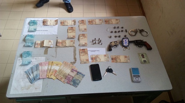 Polícia age rápido e detém menores acusados de praticarem assaltos em Condeúba; armas, dinheiro e outros objetos foram apreendidos