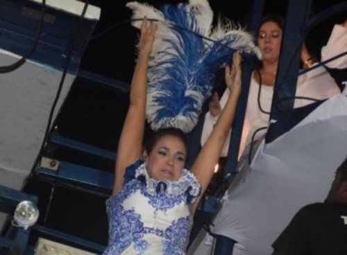 Fantasia de Daniela se enrosca em fio de energia durante show