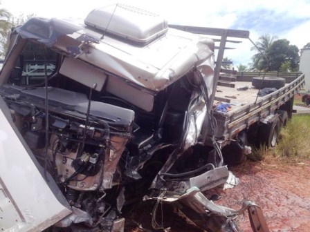 Valença: Acidente entre van e caminhão deixa um morto em BR-101