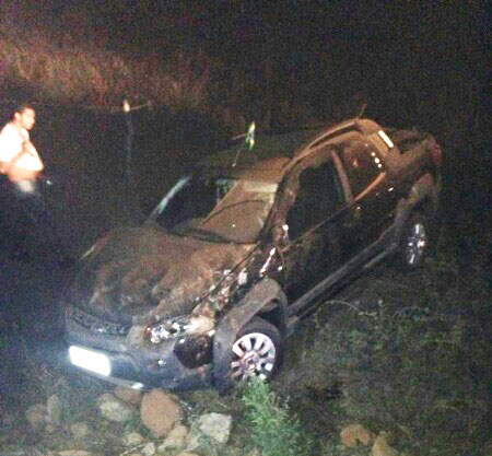 Carro fica destruído após capotamento e motorista sai ileso