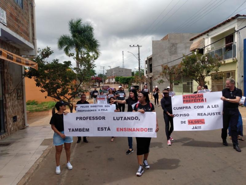 Buscando melhorias na educação municipal, professores realizam manifestação em Maetinga