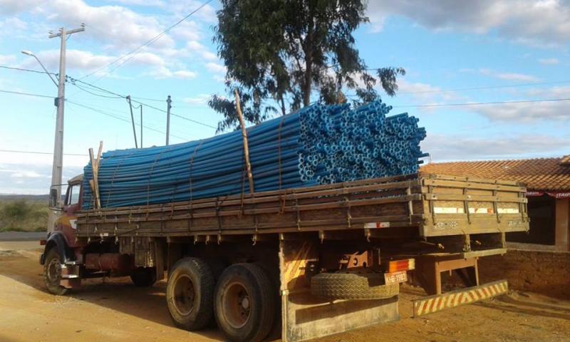 Malhada de Pedras: Prefeitura assina ordem de serviço para calçamento e recebe Materiais para sistema de abastecimento de água