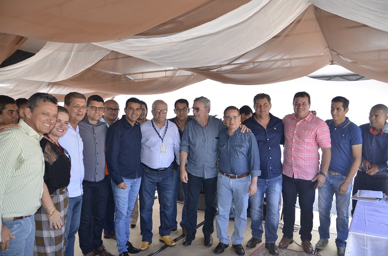 Prefeito de Rio do Antônio e demais lideranças assinam ordem de serviço para construção da adutora do Truvisco