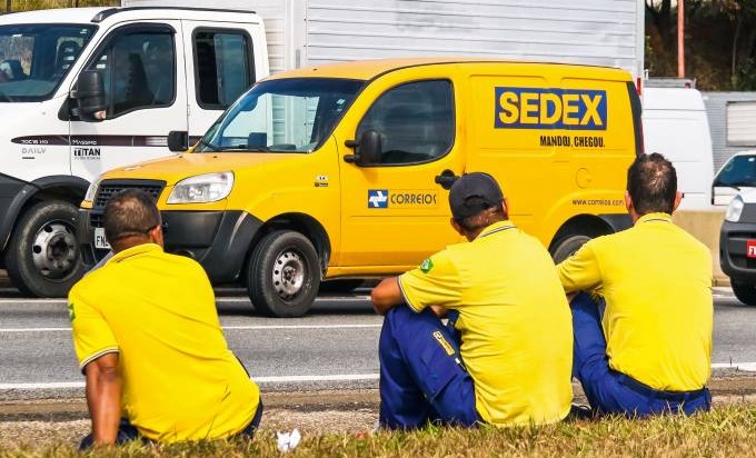 Funcionários dos Correios entram em greve em todo o país