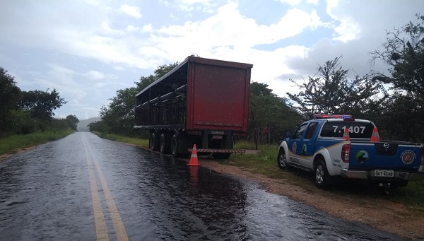 PRF recupera reboque de carreta roubada de empresário brumadense em Caraíbas