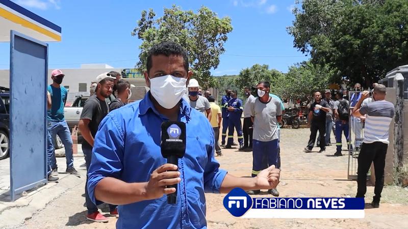 Trabalhadores demitidos e com pagamentos pendentes impedem saída de veículos da empresa Endicon de Brumado para evitar suposto calote, veja a reportagem.