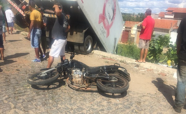 Brumado: Veículo perde o freio e colide com um carro, uma moto e um caminhão na rua da feira