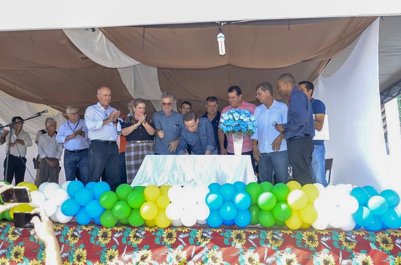 Prefeito de Rio do Antônio e demais lideranças assinam ordem de serviço para construção da adutora do Truvisco