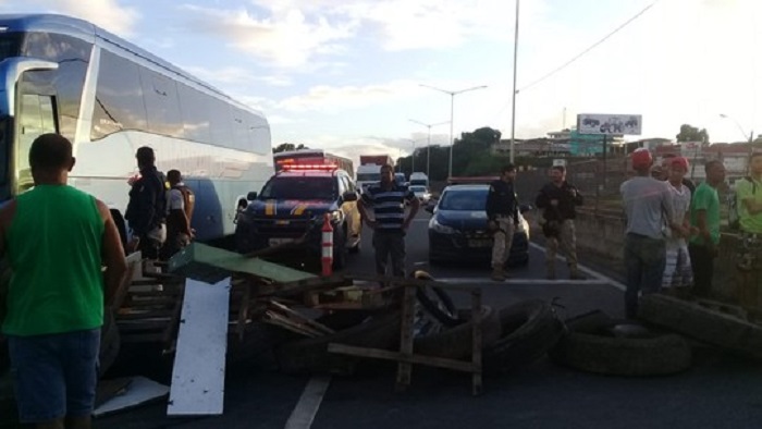 Grupo protesta e bloqueia parcialmente a BR-324