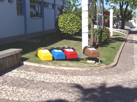 Vândalos destroem lixeiras em frente a prefeitura    