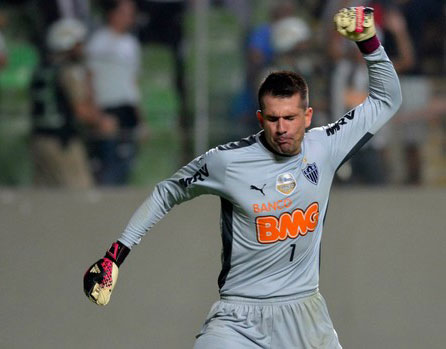 Atlético-MG luta, sai na frente, mas leva castigo no fim e é eliminado