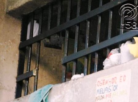 Itanhém: Seis presos fogem de delegacia 