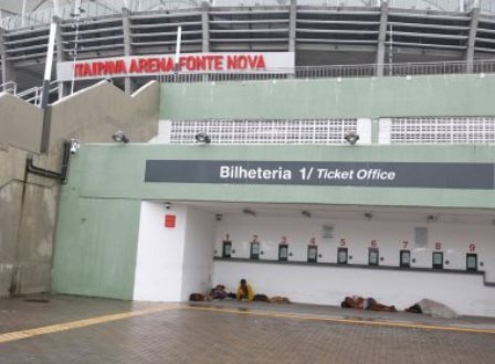 Higienização da Copa: Defensoria aciona prefeitura por remover moradores de rua com jatos d’água