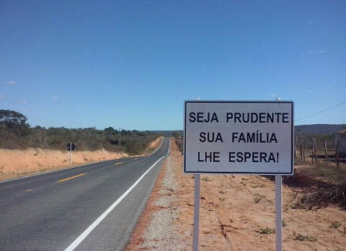 Placas na BA - 623, alertam e levam o condudutor a refletir sobre os riscos de acidentes