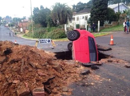 Alvorada-RS: Veículo é engolido por cratera aberta no meio da rua 