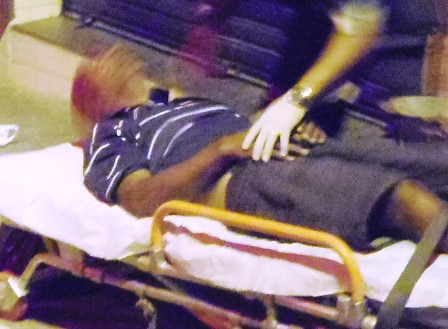 Agredido na cabeça com pedra de paralelepípedo homem desmaia e agressor foge 