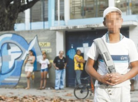 Rio de Janeiro: Garoto é impedido de entrar em colégio por usar guias do candomblé