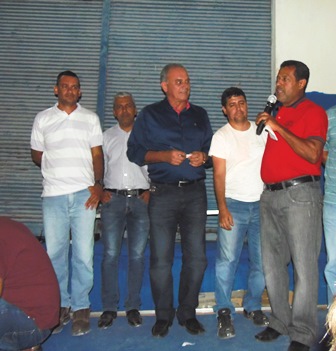 Prefeito inaugura estacionamento na área da Cesta do Povo. 