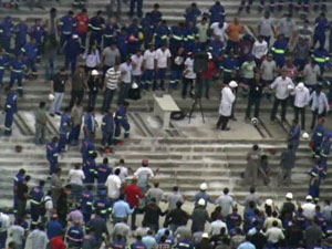 Obra do estádio do Corinthians é retomada com homenagem a mortos