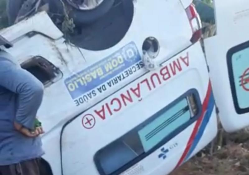 Ambulância da prefeitura de Dom Basílio tomba após tentar desviar de ciclista na BA-148 em Brumado