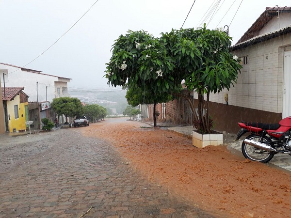 Chove forte em Brumado; confira a previsão do tempo para os próximos dias