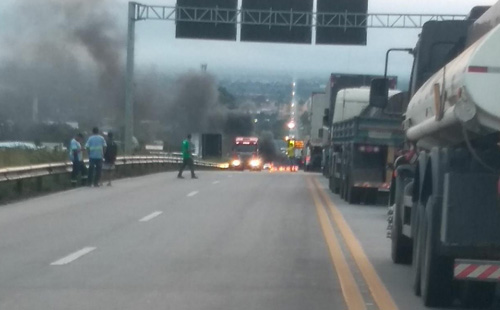 MP pede que prefeito revogue edital das ‘vans’ em Conquista; motoristas fecham BR em protesto