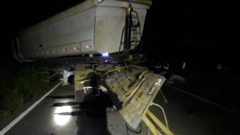 Caminhão bitrem tomba na BR-030 em Guanambi e deixa um ferido