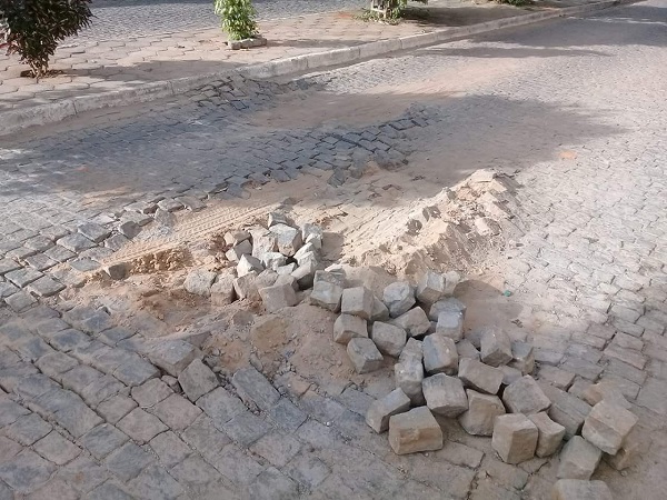 Calçamento cede na Rua da Abolição no Bairro São Félix e moradores pedem recuperação
