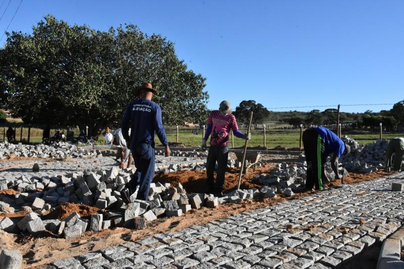 Guajeru: Obras de pavimentação de ruas que dão acesso ao tanque da igreja estão em andamento