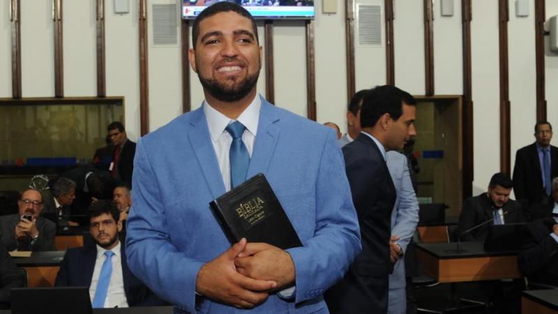 Deputado apresenta projeto de lei que entrega ‘à santíssima trindade’ o comando da Bahia