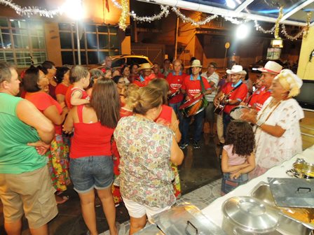 Dona Dete do Acarajé recepciona Grupo de Reisado na  Praça Armindo Azevedo 