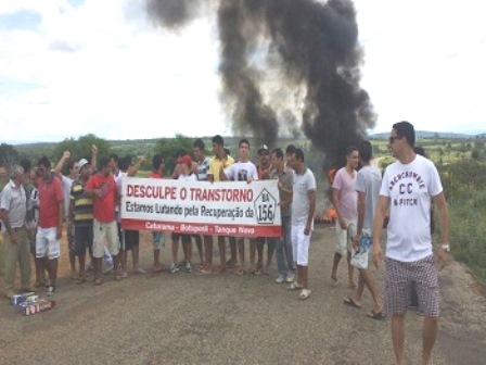 Botuporã: Em protesto manifestantes fecham BA-156