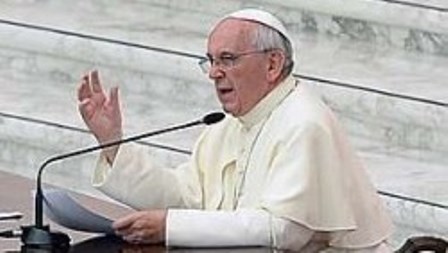 Papa Francisco se confunde e fala palavrão durante bênção dominical