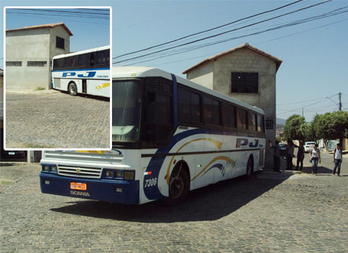 Ônibus sem freios desce desgovernado e só para após colidir em um prédio