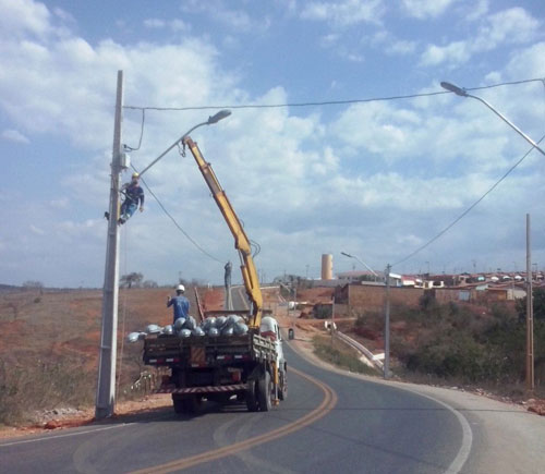 Avenida que dá acesso ao Bairro Alto da Boa Vista recebe iluminação