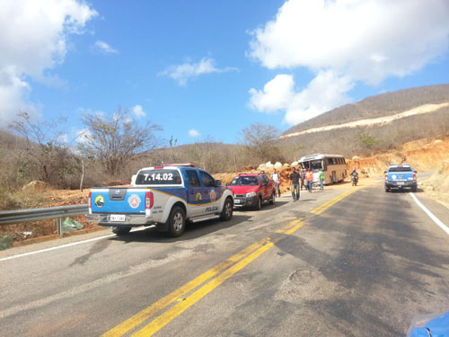 Após 5 dias de se envolver em um acidente ônibus continua numa curva ás margens da BA-148