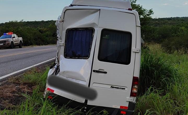 Colisão entre caminhão e vam deixa feridos na BR-030 em Brumado 